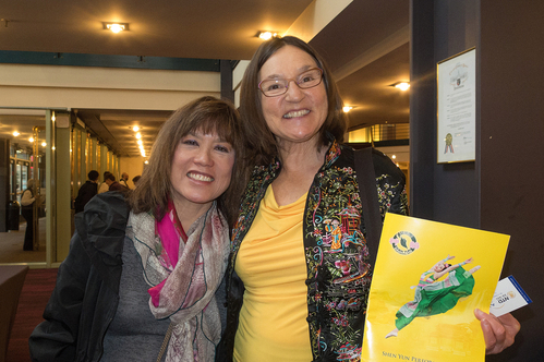 原丹佛一家报纸的老板Elaine Leass女士（右）与朋友Dawna Dresco观看了周六下午的神韵。（马亮／大纪元）