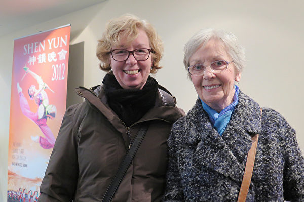 Carol Thompson（左）和朋友Emelda Coolney觀看了神韻在伯明翰的第二場演出。（文華／大紀元）