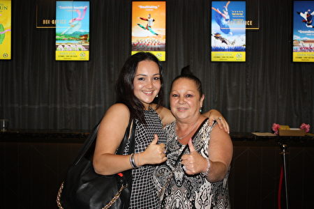 2016年3月13日，管理家族生意的Dominique Martin与女儿Renee Kay一起观赏了神韵在悉尼的最后一场演出。（骆亚／大纪元）