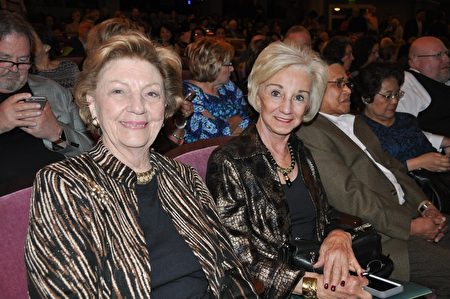沃斯堡歌劇院董事Rita O'Farrell女士（右）和退休公司經理Lois Tilley女士同聲讚歎神韻演出精彩非凡。（樂原／大紀元）

