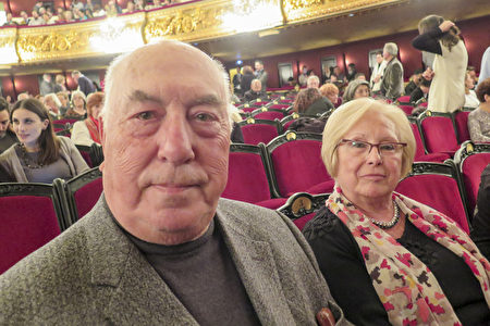 銀行家Cesar Garcia先生和妻子Maite Fernandez3月17日帶領全家第二次來巴塞羅那裡西奧大劇院觀看神韻。（文華／大紀元）