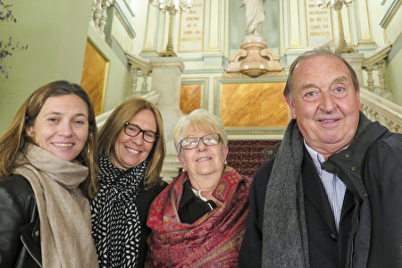 Monica Masana女士（左）和家人观看了3月17日神韵在巴塞罗那的第一场演出。（文华／大纪元）