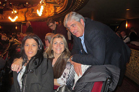 3月18日晚，Toni Martinez先生一家三口一起觀賞了巴塞羅那的神韻演出。 （麥蕾／大紀元）                            