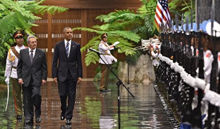 奥巴马和劳尔·卡斯特罗并肩一起检阅古巴三军仪仗队。（NICHOLAS KAMM/AFP/Getty Images)