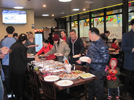 「上海園」餐館免費為來賓們準備了豐盛的招牌點心和菜餚。（楊茜/大紀元）