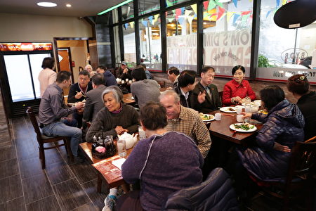 “上海园”新张当天，高朋满座，新老顾客纷纷前来道贺。（习文提供）