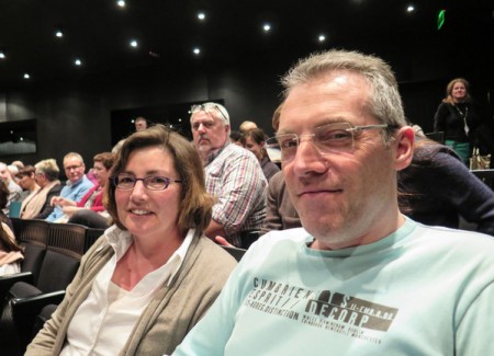 Nick Fatoa先生和妻子Chantelle DeVilde 3月23日在布魯日觀看了神韻。（文華／大紀元）