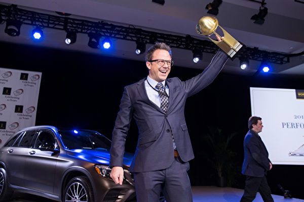 奥迪R8夺得世界年度性能车奖。图为2016世界年度车大奖(World Car Awards)在3月24日纽约国际车展举行了颁奖仪式的领奖现场。（戴兵/大纪元）