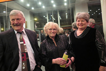 退休建筑师Kuřitka先生（左）与Miklová女士（中）3月26日晚观看了捷克布尔诺的神韵演出。（文华／大纪元）