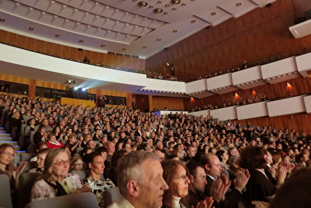 2016年3月26日晚，神韵在布尔诺的第二场演出满场，开演前观众早早就等在剧院。（文华／大纪元）