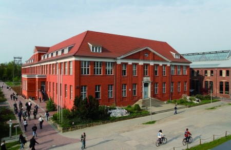 德國公立威爾道科技大學預科，讓學生完成一年課程後可直接進入大學就讀，享免學費福利。（圖：天下留學提供）