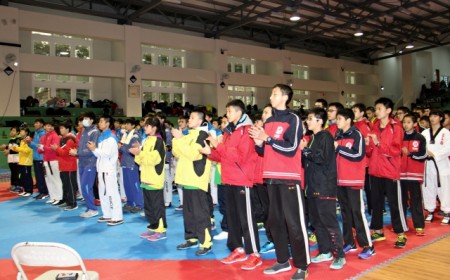 全国跆拳道锦标赛开幕，与会选手参加开幕典礼。（苗县府/提供）