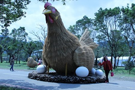 由稻草製成的母雞帶小雞 ，此場景很吸睛，吸引很多遊客拍照留念。（謝月琴／大紀元）