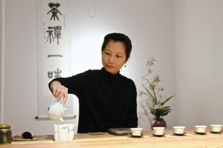 意念工房李淑蕐在精緻茶桌展上，茶藝奉茶。（許享富 /大紀元）