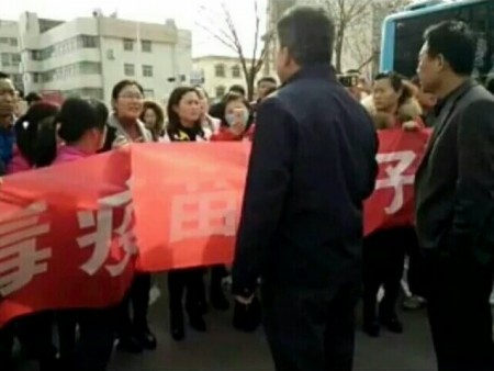 3月23日，山东东营市利津县数十名孩子家长游行示威至县政府，要求政府就毒疫苗事件给民众一个说法，遭到警察镇压。（网络图片）