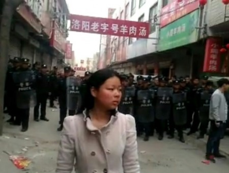 3月22日，河南汝州市溫泉鎮溫泉村數百名村民大戰強拆隊，趕跑由警察、打手組成的近200人的強拆大軍，5名村民受傷。（網絡圖片）