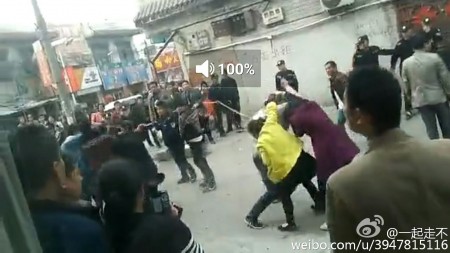 3月22日，河南汝州市温泉镇温泉村数百名村民大战强拆队，赶跑由警察、打手组成的近200人的强拆大军，5名村民受伤。（网络图片）