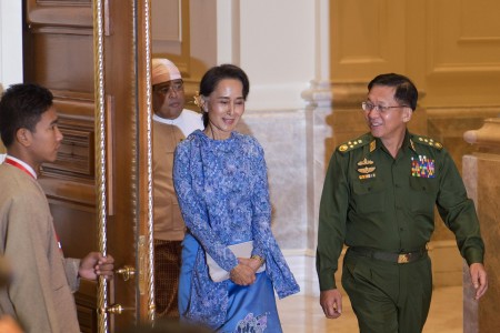 昂山與敏昂萊（右）出席了總統就職儀式。後者3天前在年度閱兵時承諾，會讓緬甸繼續「走民主道路」。（AFP/Getty Images）