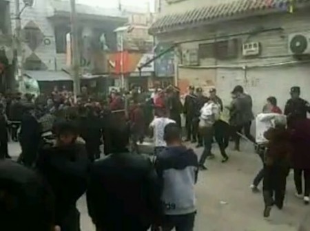 3月22日，河南汝州市溫泉鎮溫泉村數百名村民大戰強拆隊，趕跑由警察、打手組成的近200人的強拆大軍，5名村民受傷。（網絡圖片）