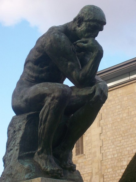 沉思者的原始塑像，位於巴黎的羅丹美術館。（公共領域）