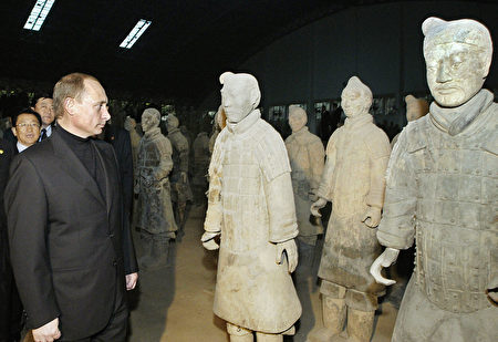 秦始皇兵馬俑是中華民族寶貴的遺產，令外國政要景仰。圖為2004年10月16日，俄羅斯總統普京在西安參觀兵馬俑。（ALEXEY PANOV/AFP/Getty Images)
