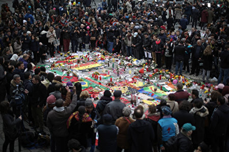 全国各地政府机关、学校和居民為在恐襲案中遇難者悼念。 (Christopher Furlong/Getty Images)