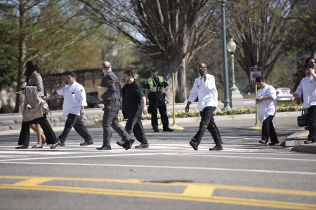 槍響後，國會被短暫封閉約一小時。圖為國會附近，人們在馬路上匆忙行走。（BRENDAN SMIALOWSKI/AFP/Getty Images）