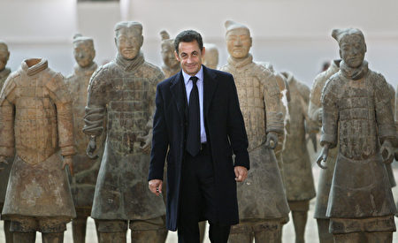 秦始皇兵馬俑是中華民族寶貴的遺產，令外國政要景仰。圖為2007年11月25日，法國總統薩爾科齊在西安參觀兵馬俑。（PHILIPPE WOJAZER/AFP/Getty Images)