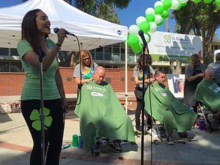 长滩居民17日聚集在Millikan高中参加剃头活动以激励亲友们捐款帮助儿童癌症研究。 （李姗/大纪元）
