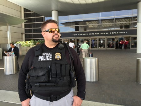 3月22日，一名联邦国土安全局警官在洛杉矶国际机场国际航站楼前站岗守卫。（李姗/大纪元）