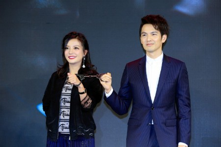 赵薇与钟汉良在《三人行》发布会上。（《三人行》微博）