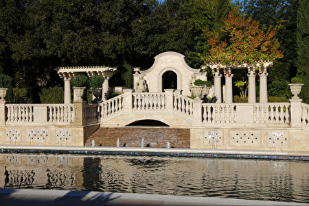 英式的浅色石柱、大理石、壁泉、阶梯式流水与小喷泉，设计师还利用不同材质设计出不同节奏的潺潺流水声，令人感到文化的流淌。（Artisan Home Resorts提供）