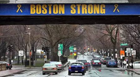 马拉松赛终点段的联邦大道(Commonwealth Ave)大桥上，也已涂上“波士顿坚强(Boston Strong)”。(林安/大纪元)