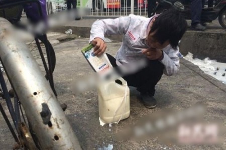 4月28日，一辆送奶卡车在上海闵行区龙吴路发生侧翻，车上装载的数吨盒装牛奶散落一地，招来大量路人哄抢，持续近10小时。有人连已破损牛奶盒里的牛奶也不放过，用塑料桶收集带走。（网络图片）