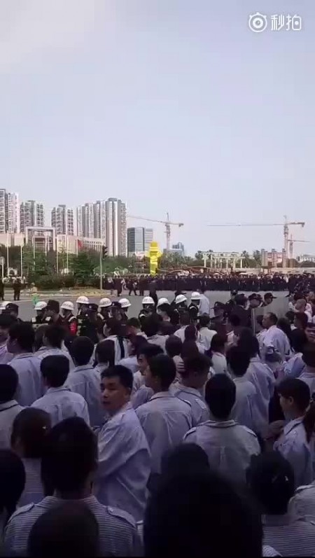 廣東深圳港資雅駿眼鏡製造有限公司工人罷工持續升級，4月28日，數千工人圍堵龍崗區政府，一度與警察發生衝突，3名工人被抓捕。(網絡圖片)