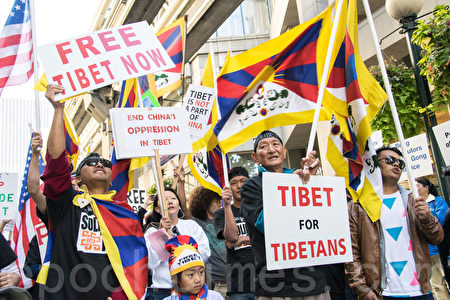 2015年9月22日，中国领导人习近平抵达西雅图开始访美行程，西藏人士到习下榻的饭店前呼吁信仰自由、西藏自治。（曹景哲／大纪元）