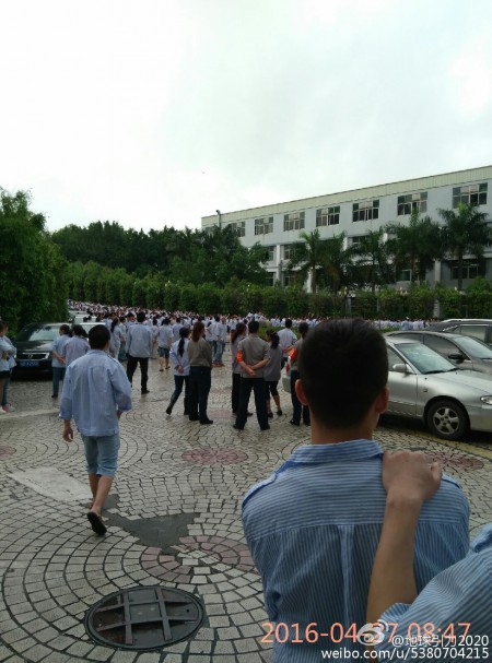 4月27日、28日，廣東深圳港資企業雅駿眼鏡製造廠發生罷工事件。全廠近5千名工人因不滿公司搬遷賠償方案，在廠區內進行大罷工。（網絡圖片）