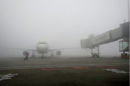 4月10日，成都机场遭遇大雾天气，导致当日航班大面积延误，上万人滞留机场。成都机场首次发布航班延误红色预警。（網絡圖片）