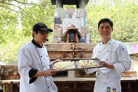 毕业于亚太餐饮系的黄科登(左1)与同伴制作烤披萨。（许享富 /大纪元）