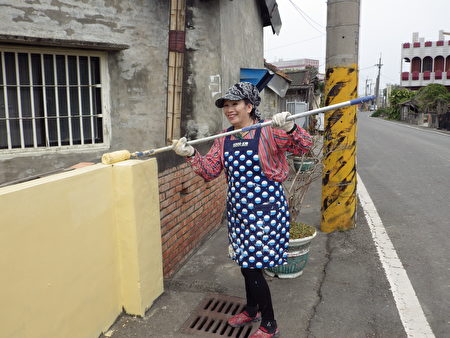 美麗、熱心又能幹的吳太太，練就一手粉刷牆壁的好功夫。（廖素貞／大紀元）