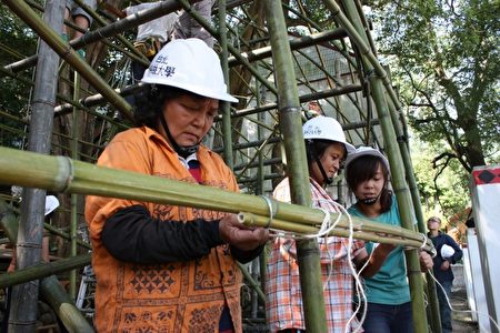 南投双龙部落传统竹编教室施工过程。（赖月贵／大纪元）