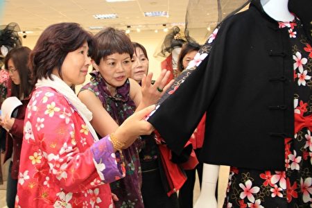 前客委会主委庄锦华(穿粉色)参观台湾花布创作的衣服，汪毓菁(深紫衣)从旁解说。（亚太学院/提供）