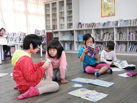 学童在图书室享受阅读时光。（龙昇国小/提供）