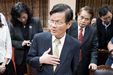 中研院院长翁启惠（中）在浩鼎案发生后，18日首度赴立法院接受质询。（陈柏州／大纪元）