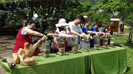 陈登钦局长邀请小朋友，将2016绿博开园迄今收到的种子，一起装填到玻璃罐里。（宜兰县政府提供） 