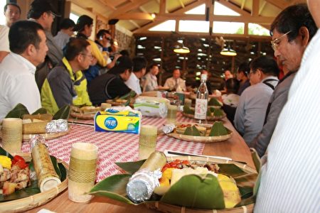 林全执行长参访绿博 农民代表齐聚尝谈农产。（郭千华／大纪元）