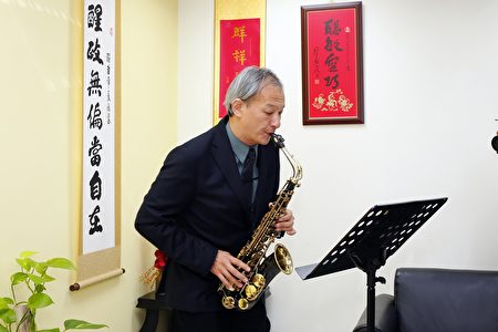 李賢教授更現場演出由巴哈作曲的「第二號小提琴組曲—阿拉曼舞曲」，樂聲悠揚在整個市府6樓。（嘉義市政府提供）