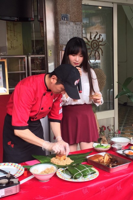 主廚示範螺情東坡朱爾葉粽的製作過程。（廖素貞／大紀元）