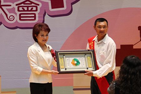 嘉义市议会议长萧淑丽（右2）颁奖表扬模范劳工（李撷璎／大纪元）