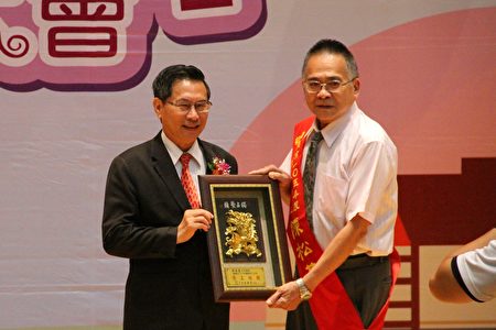 市長涂醒哲（左）頒獎表揚模範勞工。（李擷瓔／大紀元）